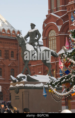 Bronzestatue des Sowjets Marschall Schukow in Zentrum von Moskau am Manezhnaya Platz Stockfoto