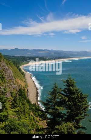 Blick auf Manzanita Strand Nehalem Bay von Highway 101 Aussichtspunkt am Neahkahnie Berg; Küste von Oregon. Stockfoto