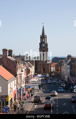 Erhöhten Blick entlang der viel befahrenen Straße von Stadtmauern. Marygate, Berwick-upon-Tweed, Northumberland, England, UK, Großbritannien. Stockfoto