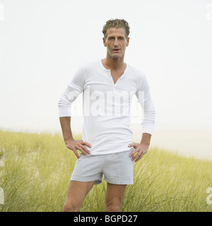 Porträt von einem reifen Mann stehend in einem Feld Stockfoto