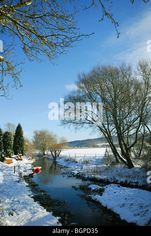 OXFORDSHIRE, VEREINIGTES KÖNIGREICH. Ein Winter-Blick auf die Evenlode und die Landschaft außerhalb Eynsham, mit Wytham große Holz in der Ferne. Stockfoto