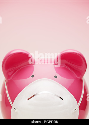 Sparschwein mit Schutzmaske. Textfreiraum Stockfoto
