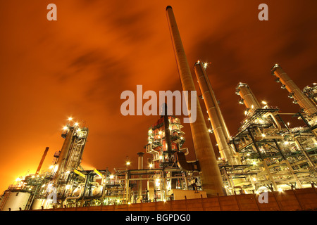 Raffinerie Schornsteine der petrochemischen Industrie, die nachts beleuchtet Stockfoto