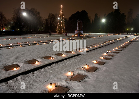 Ähnliche Gräber und Grabsteine des finnischen Winterkrieges und der Soldaten des Zweiten Weltkriegs im Winter, Finnland Stockfoto