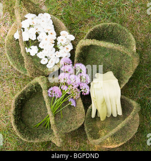 Vogelperspektive Blick auf Blumen und Handschuhe in Körben Stockfoto