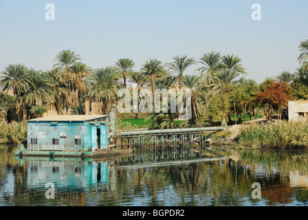 FLUSS NIL, ÄGYPTEN. Eine schwimmende Pumpstation für die Bewässerung von Ackerland im Niltal. Stockfoto