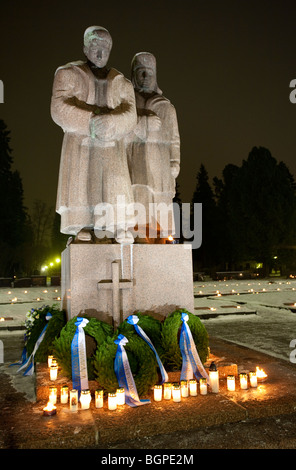 Gedenkstatue und die Gräber von Soldaten, die im finnischen Winterkrieg und dem Zweiten Weltkrieg starben, Oulu Intiön hautausmaa, Finnland Stockfoto