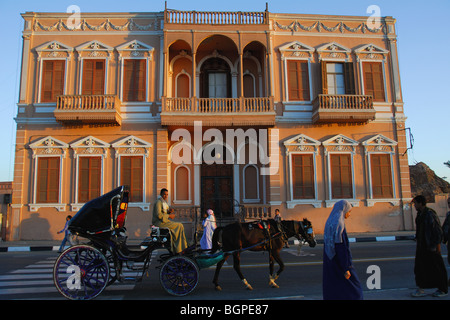 LUXOR, ÄGYPTEN. A Straßenszene mit Fachwerkhaus am Flussufer und Phaeton an der Corniche. 2009. Stockfoto