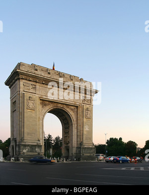 Arcul de Triumf (Triumphbogen) in der Dämmerung in Bukarest, Rumänien Stockfoto