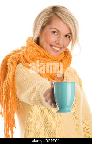 Frau mit Tasse Heißgetränk Stockfoto