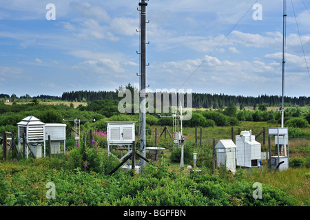 Wetterstation misst Windgeschwindigkeit, Temperatur und Niederschlag am Mont Rigi hoch Fens / Hautes Fagnes, Ardennen, Belgien Stockfoto