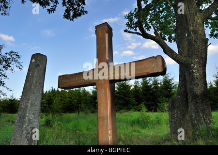 Croix des Fiancés / der Verlobten und Grenze Post in das hohe Venn Cross / Hautes Fagnes, belgische Ardennen, Belgien Stockfoto