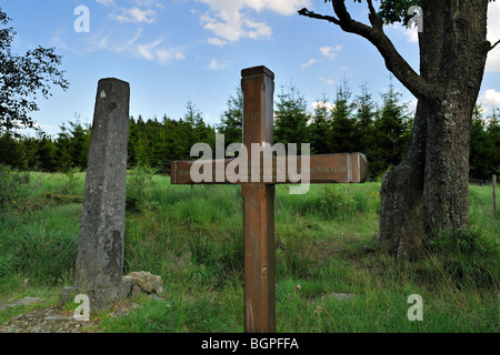 Croix des Fiancés / der Verlobten und Grenze Post in das hohe Venn Cross / Hautes Fagnes, belgische Ardennen, Belgien Stockfoto