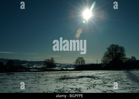 Eine schöne sonnige Schneelandschaft in den Mendip Hills in Somerset. Stockfoto