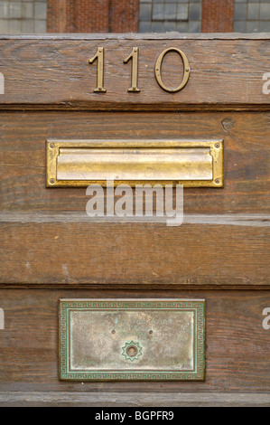 Eine alte Tür mit Nummer 110 und Messing Mailslots im Abschnitt "Altstadt" von Knoxville, Tennessee, USA.  Foto von Darrell Young. Stockfoto