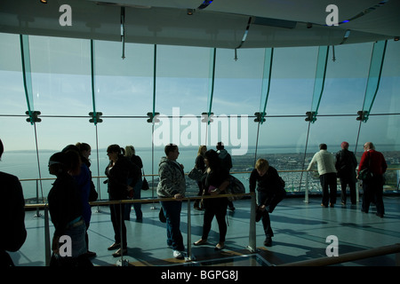 Besucher auf die Aussichtsplattform des Spinnaker Tower, Portsmouth, England. Stockfoto