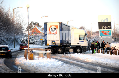 Jack-knifed Sattelschleppers stecken im Schnee Blöcke Eingang zu den Geschäften auf einem Industriegebiet Hollingbury Brighton Stockfoto