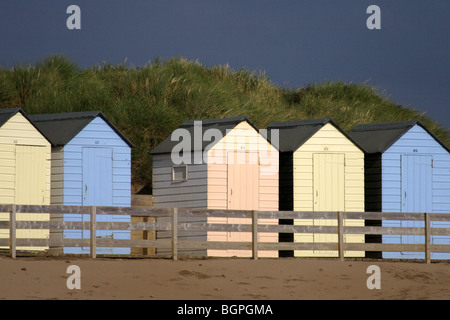 Strandhütten auf Summerlease Strand Bude cornwall Stockfoto