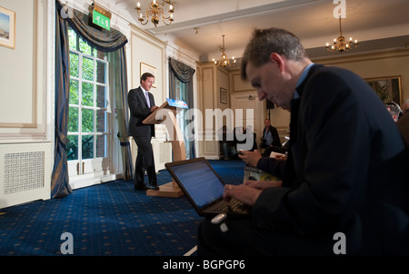 Konservative Parteichef David Cameron spricht auf einer Pressekonferenz Stockfoto