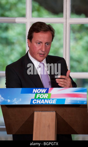 Konservative Parteichef David Cameron spricht auf einer Pressekonferenz Stockfoto