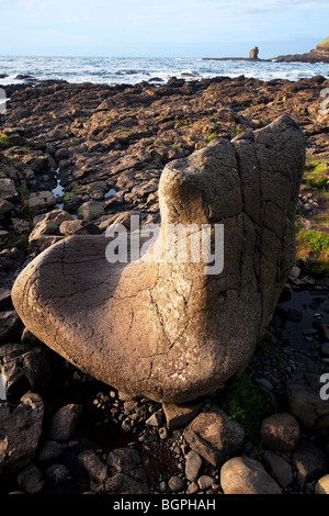 Benandonne Boot hinter sich gelassen auf den Giant es Causeway Antrim-Nordirland ein Naturphänomen und zum Weltkulturerbe. Stockfoto