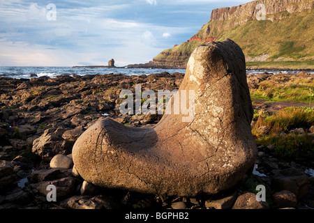 Benandonne Boot hinter sich gelassen auf den Giant es Causeway Antrim-Nordirland ein Naturphänomen und zum Weltkulturerbe. Stockfoto