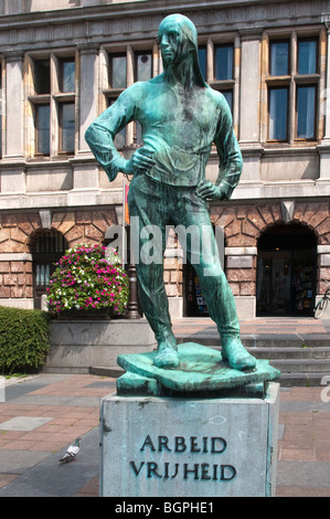 Bronzeskulptur De Buildrager / Arbeid Vrijheid / Dock Arbeiter bei der Stadt Antwerpen, Belgien Stockfoto