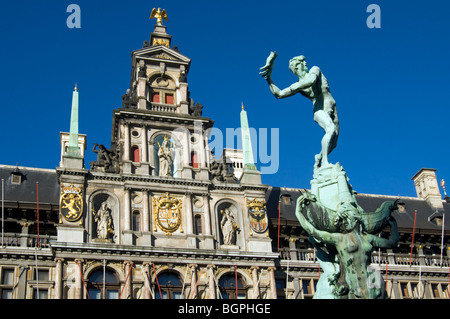 Rathaus und Brunnen Statue von Silvius Brabo werfen den Riesen Hand auf dem Grote Markt / Stadtplatz, Antwerpen, Belgien Stockfoto