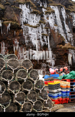 Hummer-Töpfe bunten Schalen und Ausrüstung für die Fischerei am Hafen von boscastle Stockfoto