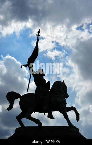 Silhouette Reiterstatue von Gottfried von Bouillon auf des Königs Platz / Place Royale, Brüssel, Belgien Stockfoto