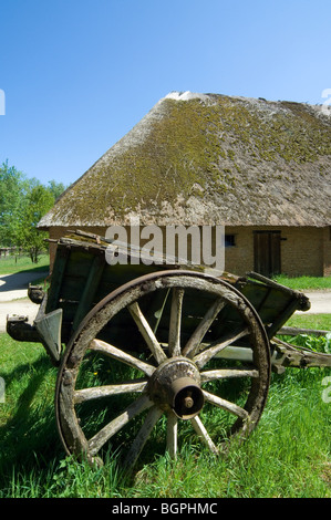 Alten Holzkarren vor Scheune in das Freilichtmuseum Bokrijk, Belgien Stockfoto