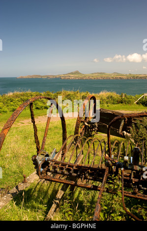 Alte Landmaschinen auf Ramsey Island mit Carn Llidi im Hintergrund Stockfoto