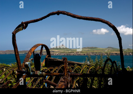 Alte Landmaschinen auf Ramsey Island mit Carn Llidi im Hintergrund Stockfoto