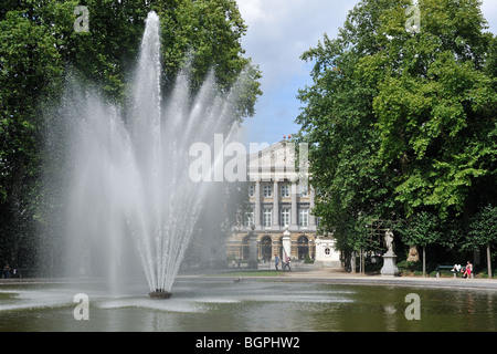 Brunnen am Stadtpark Parc de Bruxelles / Tag und das belgische Parlament, Brüssel, Belgien Stockfoto