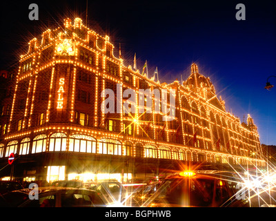 London Harrods in der Dämmerung Stockfoto