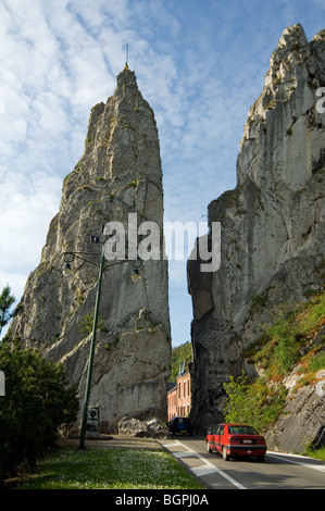 Auto fahren vorbei an der Felsformation Rocher Bayard in Dinant entlang des Flusses Maas, Belgien Stockfoto