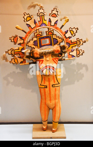 Indianer KACHINA Puppe im PEABODY MUSEUM of ARCHAEOLOGY and ETHNOLOGY in HARVARD UNIVERSITY CAMBRIDGE, MASSACHUSETTS Stockfoto