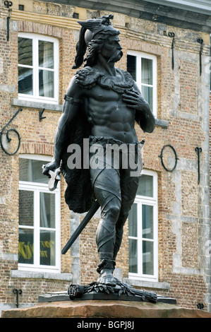 Statue von Ambiorix, Fürst der Eburonen auf dem großen Marktplatz, Tongeren / Tongres, Belgien Stockfoto