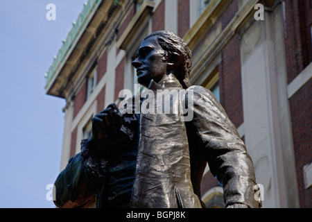 Statue von ALEXANDER HAMILTON vor einem College-Gebäude an der COLUMBIA UNIVERSITY - NEW YORK, NEW YORK Stockfoto