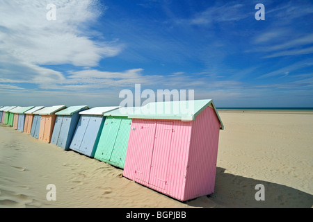 Reihe von bunten Strandkabinen in Pastellfarben entlang der Nordsee in Berck, Côte d ' Opale, Pas-de-Calais, Frankreich Stockfoto