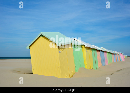 Reihe von bunten Strandkabinen in Pastellfarben entlang der Nordsee in Berck, Côte d ' Opale, Pas-de-Calais, Frankreich Stockfoto