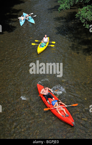 Kajakfahrer / Kanufahrer Kajak / Kanu in bunten Kajaks / Kanus auf dem Fluss Lesse in den belgischen Ardennen, Belgien Stockfoto