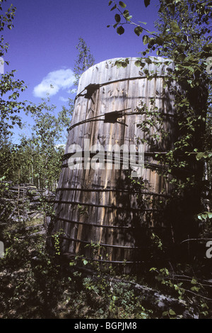 Boden-Blick auf die verlassenen Stalin Ära Gulag Gebäude aus der Salechard-Igarka-Eisenbahn im nördlichen Sibirien. Stockfoto