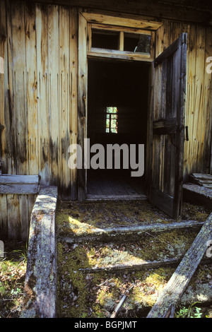 Boden-Blick auf die verlassenen Stalin Ära Gulag Gebäude aus der Salechard-Igarka-Eisenbahn im nördlichen Sibirien. Stockfoto