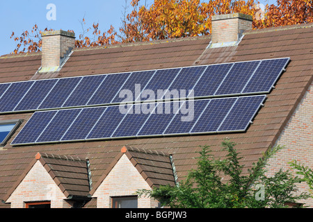 Photovoltaik-Solarzellen am Dach des Hauses Stockfoto