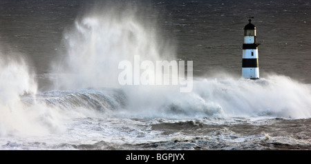 Wellen, die auf einem Leuchtturm, Seaham, Teesside, England Stockfoto