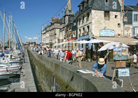 Segelboote, Maler und Touristen im alten Hafen von Honfleur, Normandie, Frankreich Stockfoto