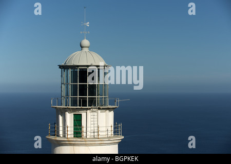 Laternenraum des Anaga-Leuchtturms (Faro de Anaga) vor dem blauen Atlantik, Teneriffa, Kanarische Inseln, Spanien Stockfoto