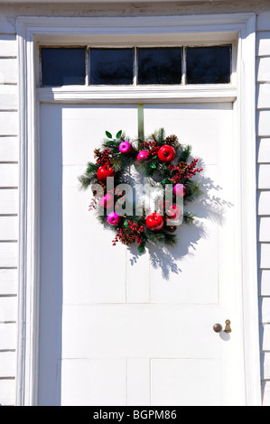 Weihnachtskranz an Tür Stockfoto