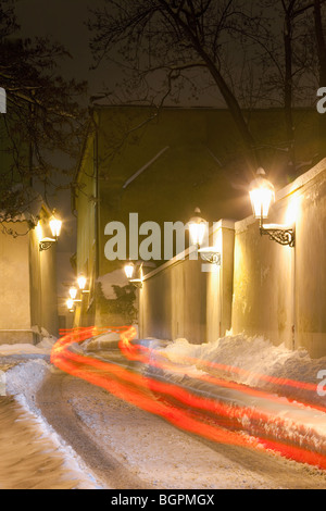 Prag - Gasse am Hradschin mit Gaslaternen im winter Stockfoto